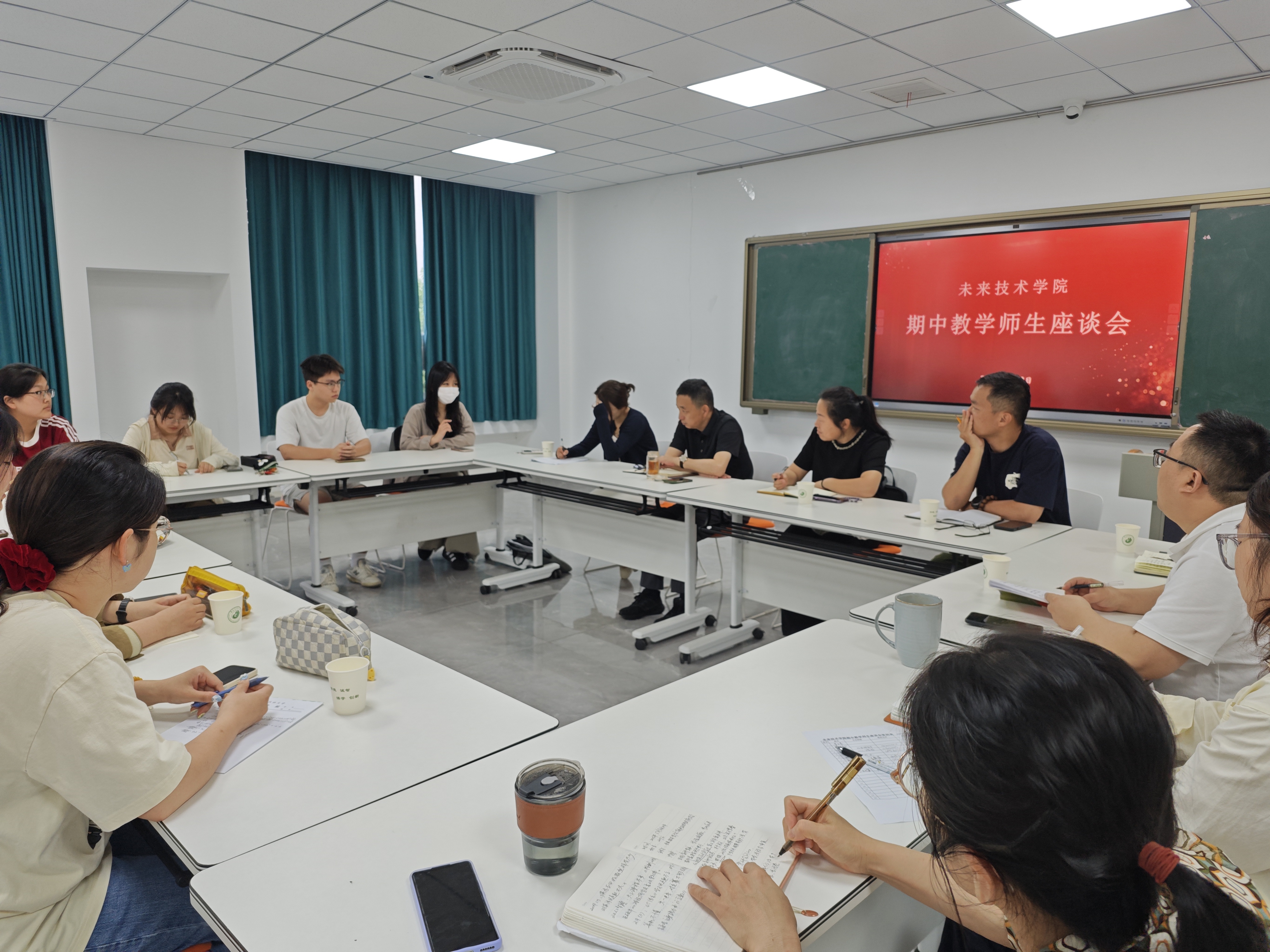 座谈会现场.jpg